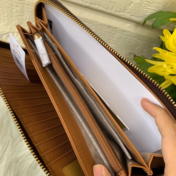 Michael Kors Jet Set Large Travel Wallet - Picture 4 of 7